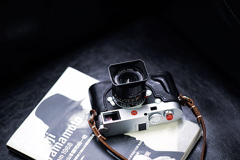 nero, grigio, digitale, telecamera, libro, Tech, tecnologia, macchina da presa, rivista, flatlay, retrò, Vintage ▾, macchina fotografica d'epoca, macchina fotografica retrò, toni neri, macchina fotografica - attrezzatura fotografica, attrezzatura, in stile retrò, vecchio stile, colore nero, singolo oggetto, vecchio, obiettivo - strumento ottico, sfondi, temi fotografici, viaggio, avvicinamento, fotografo, nessuno, 5K, CC0, dominio pubblico, privo di copyright