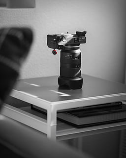 černá dslr fotoaparát, technologie, uvnitř, výzkum, selektivní zaměření, stůl, Věda, skutečných lidí, jedna osoba, laboratoř, laboratorní vybavení, vědeckého experimentu, vzdělání, detail, zdravotnictví a lékařství, fotografická témata, optický přístroj, objev, k nepoznání člověka, kontejner, mikroskop, 4K, CC0, veřejná doména, bez autorských práv