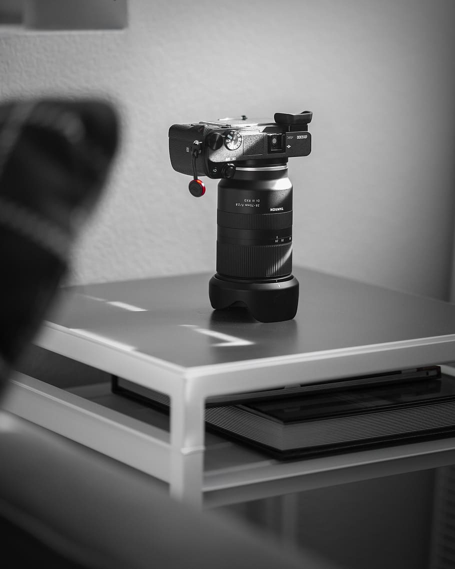 càmera dslr negra, tecnologia, a l'interior, recerca, enfocament selectiu, taula, ciència, persones reals, una persona, laboratori, equips de laboratori, experiment científic, educació, primer pla, salut i medicina, temes de fotografia, instrument òptic, descobriment, persona irreconeixible, contenidor, microscopi, 4K