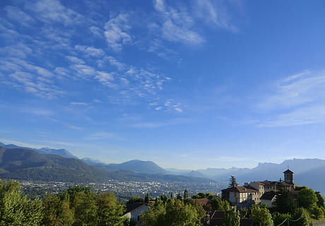 grenoble, corenc, hory, stavba, architektura, exteriér budovy, nebe, hora, mrak - nebe, Příroda, den, budova, nikdo, město, modrý, pohoří, scenics - příroda, náboženství, rostlina, krása v přírodě, strom, místo uctívání, destinace, panoráma města, venku, 4K, CC0, veřejná doména, bez autorských práv