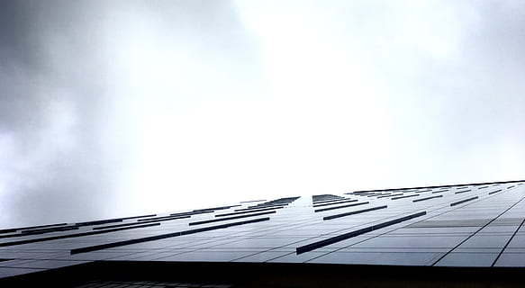 amunt, perspectiva, estructura, arquitectura, edifici, línies, fosc, cel, gris, ennuvolat, vista d’angle baix, núvol - cel, exterior de l'edifici, naturalesa, dia, estructura construïda, cap gent, còpia espai, a l'aire lliure, llum solar, patró, avió, finestra, vehicle aeri, directament a sota, ciutat, 4K, CC0, domini públic, lliure de regalies