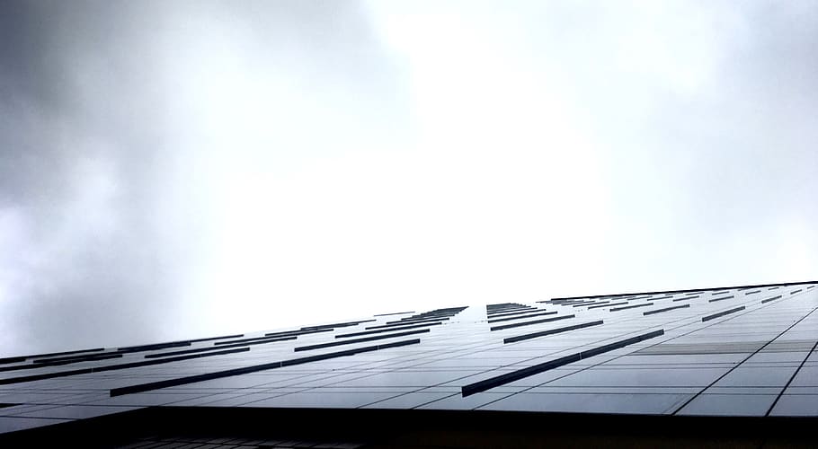 amunt, perspectiva, estructura, arquitectura, edifici, línies, fosc, cel, gris, ennuvolat, vista d’angle baix, núvol - cel, exterior de l'edifici, naturalesa, dia, estructura construïda, cap gent, còpia espai, a l'aire lliure, llum solar, patró, avió, finestra, vehicle aeri, directament a sota, ciutat, 4K