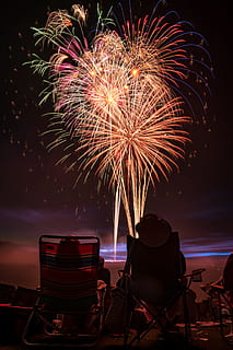 zwei, Menschen, Aufpassen, Feuerwerk, Himmel, Nacht-, Abend, Funke, Feier, Party, 4. Juli, Person, saß, Silhouette, Licht, dunkel, Langzeitbelichtung, Nachtfotografie, Farbe, vierter Juli, Strand, Glück, beleuchtet, Bewegung, Kunst, Kultur und Unterhaltung, Veranstaltung, echte Menschen, Natur, Bewegungsunschärfe, explodiert, glühend, mehrfarbig, Funken, Feuerwerk - künstliches Objekt, Männer, 2K, CC0, gemeinfrei, lizenzfrei