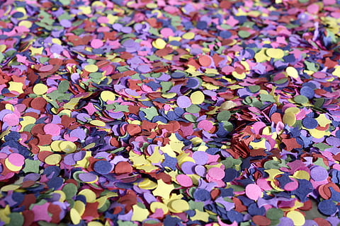 confetti, flak, farge, mønster, bakgrunn, lys, fargerik, nærbilde, grønn, blå, rød, rosa, fiolett, gul, bunke, tilpasset, tradisjon, overflod, multi farget, full ramme, stor gruppe gjenstander, ingen folk, høy vinkel visning, blad, plante del, dag, natur, stilleben, selektiv fokusering, skjønnhet i naturen, anlegg, blomst, friskhet, tørke, endring, blader, lilla, 5K, CC0, offentlig domene, opphavsrett gratis