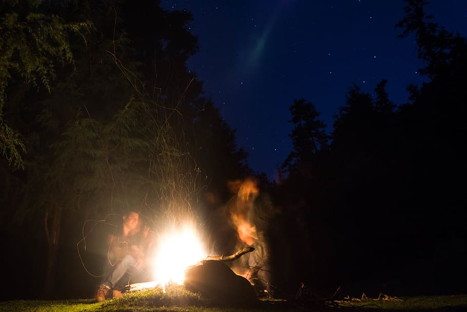 dva, lidé, ohniště, oheň, plamen, táborák, Příroda, kempování, osoba, člověk, nigth, longexposure, zábava, duchové, venku, noc, astronomie, silueta, nábytek, židle, vesmír, prostor, požár - přírodní jev, hořící, teplota - teplota, přistát, strom, hvězda - prostor, svítí, les, pohyb, nebe, rostlina, řeřavý, krása v přírodě, temný, 4K