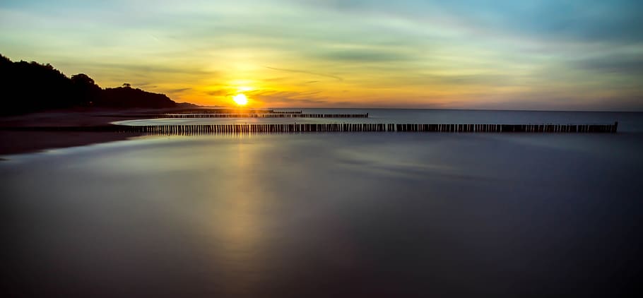 fotografia di paesaggio, calma, corpo, acqua, nuvoloso, cielo, spiaggia, bacino, sera, cielo serale, recinzioni, molo, paesaggio, luce, natura, oceano, riflessione, panoramico, mare, paesaggio marino, riva del mare, sole, Alba, tramonto, nuvola - cielo, scenics - natura, la tranquillità, bellezza nella natura, scena tranquilla, nessuno, lungomare, idilliaco, colore arancione, orizzonte, scena non urbana, 4K