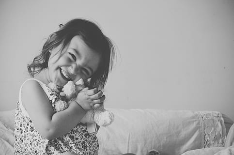 Bett, Zahn, bw, Kindermodel, Lachen, heiter, Hand, Unschuld, Offenheit, glückliches Gesicht, Liebe, Schönheit, Menschen, glücklich, Schwarz und weiß, Kleine, Schlafanzug, aufwachen, Morgen, Familie, eine Person, lächelnd, Glück, junger Erwachsener, Emotion, drinnen, Frau, Frisur, lange Haare, junge Frau, Haar, Möbel, Augen geschlossen, Porträt, schöne Frau, Erwachsene, Lebensstile, positive Emotionen, 2K, CC0, gemeinfrei, lizenzfrei