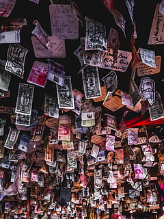Banknoten an der Decke, Collage, Poster, Brügge, Belgien, Zubehör, Geschäft, Markt, Basar, große gruppe von gegenständen, Fülle, Vollbild, keine Leute, Hintergründe, Text, hängend, mehrfarbig, Kommunikation, drinnen, menschliche Darstellung, Variation, Stillleben, Wahl, Darstellung, Sammlung, zu verkaufen, Wandbau - Funktion, Papier-, Glauben, 2K, CC0, gemeinfrei, lizenzfrei