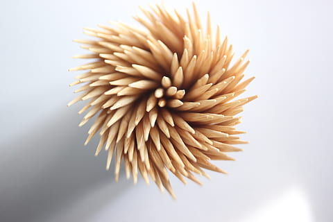 escuradents de dents, espiral, a l'interior, natura morta, tir de l'estudi, cap gent, primer pla, fons blanc, gran grup d'objectes, vista d’angle alt, marró, tallar, directament a sobre, repetició, centrar-se en primer pla, drum - instrument de percussió, patró, arranjament, contenidor, material de fusta, taula, 5K, CC0, domini públic, lliure de regalies