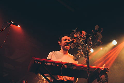 Mann, singt, spielen, Tastaturen, Beleuchtung, Mensch, Person, Musikinstrument, Musiker, Konzert, Freizeitaktivitäten, Menge, Elektronik, Instagram, 50mm, 35mm, canonphotography, Kanon, emotional, instagood, Band, novo amor, Looklikefilm, canonphotos, Performance, Musik-, Mikrofon, Eingabegerät, Kunst, Kultur und Unterhaltung, Nacht-, eine Person, Singen, Sänger, beleuchtet, Künstler, Bühne - Aufführungsraum, junge Männer, junger Erwachsener, Bühne, Veranstaltung, Besetzung, Nachtleben, Bühnenlicht, Konzert der populären Musik, Licht, Musikfestival, Festival, 5K, CC0, gemeinfrei, lizenzfrei