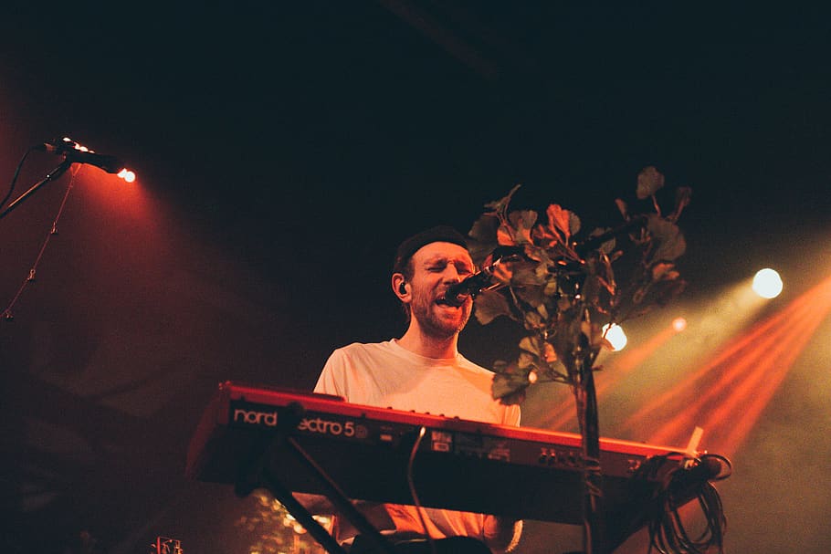 home, canta, jugant, teclats, il·luminació, humà, persona, instrument musical, músic, concert, activitats de lleure, multitud, electrònica, instagram, 50 mm, 35 mm, canonfotografia, cànon, emocional, instagood, banda, nou amor, looklikefilm, canonphotos, rendiment, música, micròfon, Dispositiu d'entrada, cultura i entreteniment artístic, nit, una persona, cantar, cantant, il·luminat, artista, escenari - espai de rendiment, home jove, adult jove, etapa, esdeveniment, ocupació, vida nocturna, llum de l'escenari, concert de música popular, llum, festival de música, Festival, 5K