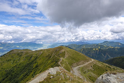 muntanyes, paisatge, cel, núvols, lluny, objectiu, carretera, viatjar, senderisme, grup de ankogel, alpí, caríntia, Austràlia, naturalesa, núvol - cel, muntanya, escenics - natura, bellesa a la natura, escena tranquil·la, tranquil·litat, medi ambient, Serra, escena no urbana, idíl·lic, dia, cap gent, remot, color verd, planta, a l'aire lliure, cim de muntanya, cresta de muntanya, 5K, CC0, domini públic, lliure de regalies