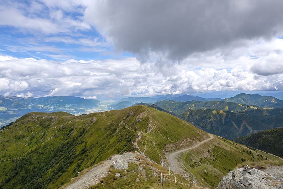 muntanyes, paisatge, cel, núvols, lluny, objectiu, carretera, viatjar, senderisme, grup de ankogel, alpí, caríntia, Austràlia, naturalesa, núvol - cel, muntanya, escenics - natura, bellesa a la natura, escena tranquil·la, tranquil·litat, medi ambient, Serra, escena no urbana, idíl·lic, dia, cap gent, remot, color verd, planta, a l'aire lliure, cim de muntanya, cresta de muntanya, 5K