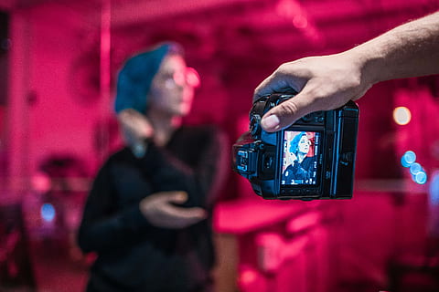 selective, focus photography, camera, macro, model, panama, person, screen, taking photo, woman, technology, human hand, hand, holding, focus on foreground, wireless technology, human body part, communication, photography themes, people, men, photographing, adult, arts culture and entertainment, two people, activity, indoors, portable information device, event, nightlife, stage, 5K, CC0, public domain, royalty free