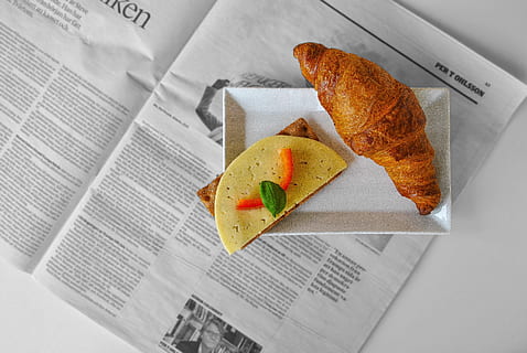 croissantbrød, skivet, ost, plasseres, hvit, keramisk, tallerken, oppnåelse, brød, frokost, nærbilde, croissant, nydelig, middag, mat, Helse, innendørs, avis, papir, service, tekst, tradisjonell, mat og Drikke, ingen folk, høy vinkel visning, måltid, friskhet, Media, virksomhet, klar til å spise, stilleben, spise sunt, studio skudd, bord, liten gruppe gjenstander, fransk mat, matbit, 4K, CC0, offentlig domene, opphavsrett gratis