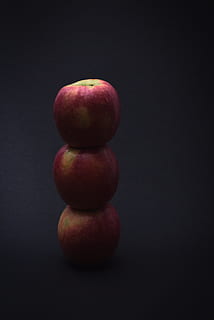 tres pomes vermelles, produir, menjar, flora, planta, préssec, fruita, pruna, raïm, tir de l'estudi, alimentació saludable, fons negre, menjar i beguda, benestar, frescor, a l'interior, cap gent, sol objecte, tallar, fruita de poma, fons gris, fons de colors, gris, natura morta, primer pla, còpia espai, equilibri, madur, berenar, 5K, CC0, domini públic, lliure de regalies