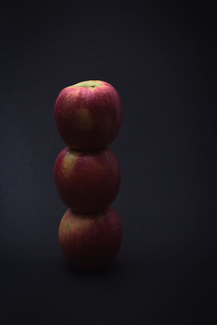 tres pomes vermelles, produir, menjar, flora, planta, préssec, fruita, pruna, raïm, tir de l'estudi, alimentació saludable, fons negre, menjar i beguda, benestar, frescor, a l'interior, cap gent, sol objecte, tallar, fruita de poma, fons gris, fons de colors, gris, natura morta, primer pla, còpia espai, equilibri, madur, berenar, 5K
