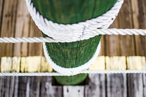 nautisch, Seil, Post, Dock, Holz, Nahansicht, Marine, See, gebunden, Holz - Material, keine Leute, grüne Farbe, Tag, Fokus auf den Vordergrund, Grenze, Stärke, draußen, Natur, Wasser, weiße Farbe, Muster, Barriere, Zaun, Sicherheit, gebundener Knoten, Schutz, Holzpfosten, 4K, CC0, gemeinfrei, lizenzfrei