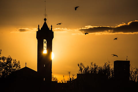 bermen, Spanje, empordà, catalunya, zon, canon, natuur, vrede, zonsondergang, architectuur, ingebouwde structuur, buitenkant van het gebouw, vogel, hemel, silhouet, dier, toren, dierlijke thema's, gewerveld, vliegend, Oranje kleur, dieren in het wild, gebouw, dierenleven, geen mensen, wolk - lucht, vuurtoren, de begeleiding, buitenshuis, 4K, CC0, publiek domein, royaltyvrij