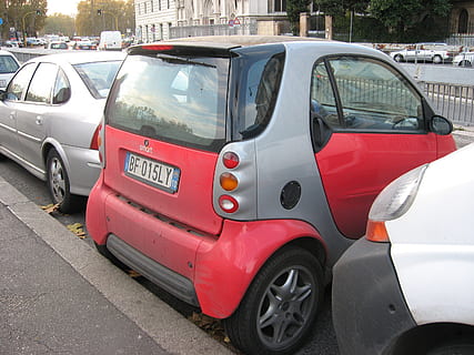 inteligentny samochód, środek transportu, transport, samochód, pojazd silnikowy, pojazd lądowy, Miasto, ulica, czerwony, dzień, żadnych ludzi, Droga, nieruchomy, na dworze, architektura, parking, porozumiewanie się, z rzędu, szkło - materiał, podróżować, odbicie, zanieczyszczenie, koło, 2K, CC0, domena publiczna, darmowe zdjęcia