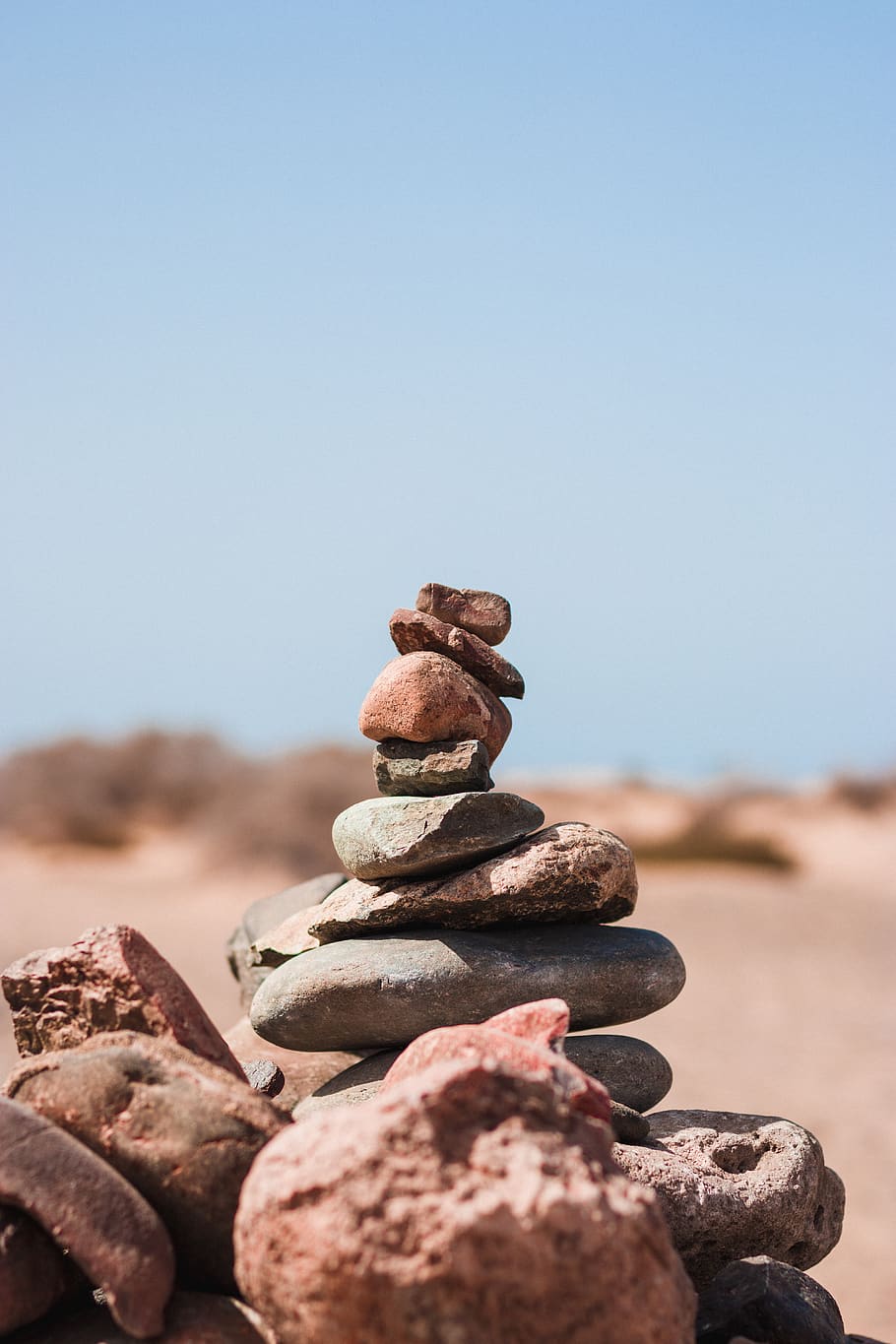 sten cairn, balance, stak, solid, sten - objekt, klippe, himmel, zen-lignende, rock-objekt, sten-, natur, ingen mennesker, rullesten, jord, fokus på forgrunden, tæt på, dag, ro, skyfri himmel, strand, sollys, udendørs, 5K