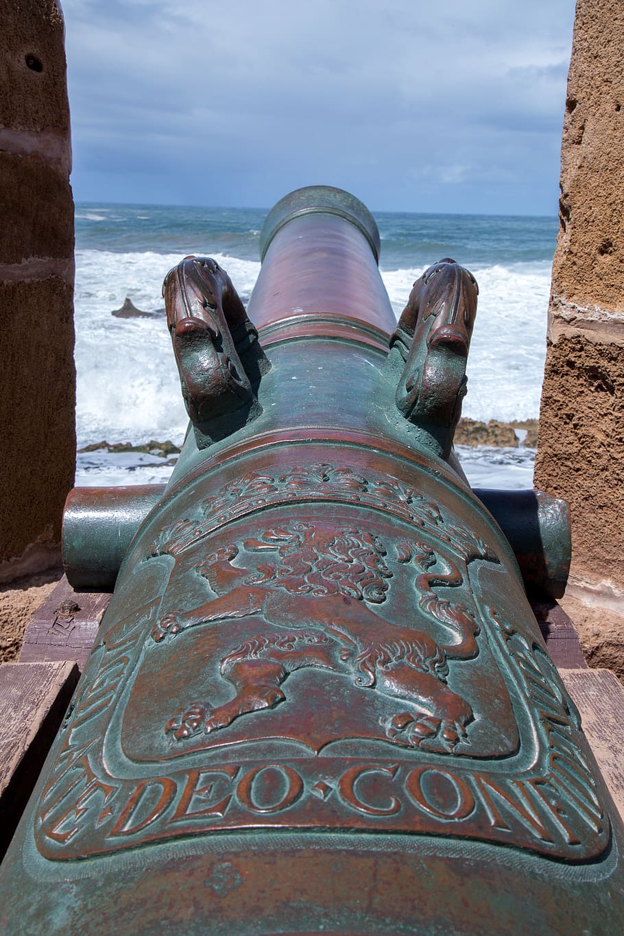 dělo, zbraň, zbraně, požární hydrant, hydrant, řemeslník, řemeslo, ruční, viaje, cestovní ruch, cesta, Fotografie od viaje, cestovní fotografie, pouliční fotografie, brilantů, étincelants, étincelantes, brillante, brilantní, plápolavý, moře, voda, den, nebe, minulost, Dějiny, nikdo, kov, horizont nad vodou, mrak - nebe, starý, Příroda, architektura, detail, pláž, venku, přistát, 5K