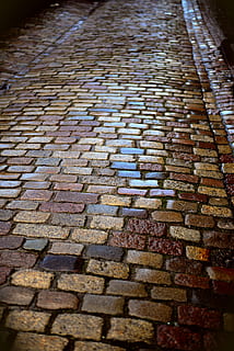 Patch, Straße, nass, Boden, Weg, Muster, Kopfsteinpflaster, Pflastersteine, Textur, Innenstadt, Gasse, Fußweg, Vollbild, keine Leute, Hintergründe, Stein, texturiert, Pflasterstein, Tag, draußen, High Angle View, selektiver Fokus, Stadt, Oberflächenniveau, Nahansicht, die Architektur, Backstein, Bürgersteig, 5K, CC0, gemeinfrei, lizenzfrei