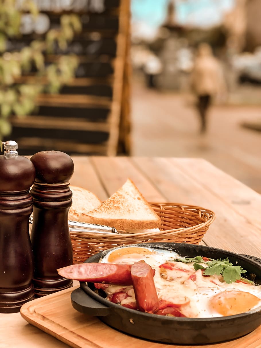 gebacken, Gericht, serviert, Tabelle, Mensch, Person, Lebensmittel, Brot, Holz, Frühstück, Herbst, Pflanze, Sperrholz, Mahlzeit, Essen, Körnerbrot, Hartholz, Toast, französischer Toast, Möbel, Brötchen, Schüssel, tauchen, Brie, Essen und Trinken, Frische, Fleisch, Fokus auf den Vordergrund, gesundes Essen, Teller, drinnen, fertig für den Verzehr, Wohlbefinden, Stillleben, keine Leute, Holz - Material, Serviergröße, verarbeitetes Fleisch, Würze, Salzstreuer, Geschirr, 4K