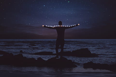 Sombrio, nuvens, céu, noite, estrelas, horizonte, mar, oceano, agua, ondas, natureza, costa, rochas, pessoas, homem, sozinho, exterior, braço humano, de pé, beleza na natureza, membro, uma pessoa, Rocha, estrela - espaço, pessoas reais, visão traseira, estilos de vida, scenics - natureza, atividade de lazer, rock - objeto, braços estendidos, astronomia, horizonte sobre a água, braços levantados, membro humano, 5K, CC0, domínio público, royalty free