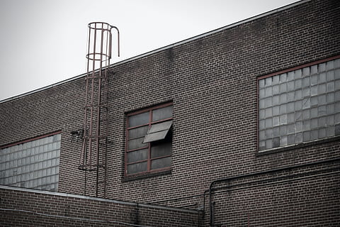 arkitektur, bygning, infrastruktur, struktur, etablering, lejlighed, vinduer, bygget struktur, bygning udvendig, lav vinkel visning, vindue, mursten, murstens væg, ingen mennesker, himmel, væg, by, murbygningsfunktion, udendørs, dag, natur, rækværk, moderne, boligområde, industri, beton, 5K, CC0, offentligt domæne, royaltyfrie