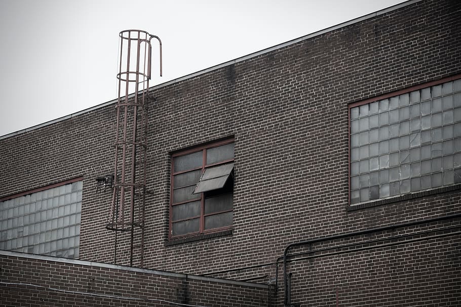 arkitektur, bygning, infrastruktur, struktur, etablering, lejlighed, vinduer, bygget struktur, bygning udvendig, lav vinkel visning, vindue, mursten, murstens væg, ingen mennesker, himmel, væg, by, murbygningsfunktion, udendørs, dag, natur, rækværk, moderne, boligområde, industri, beton, 5K