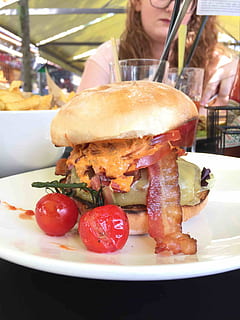 ein Speck-Cheeseburger., Burger, Fleisch, Lebensmittel, Mittagessen, Rindfleisch, Essen, Restaurant, Essen und Trinken, fertig für den Verzehr, Sandwich, Fast Food, Frische, Teller, ungesunde Ernährung, Hamburger, Nahansicht, Serviergröße, Tabelle, drinnen, zufällige Menschen, Stillleben, Fokus auf den Vordergrund, Gemüse, Obst, Snack, Versuchung, 2K, CC0, gemeinfrei, lizenzfrei