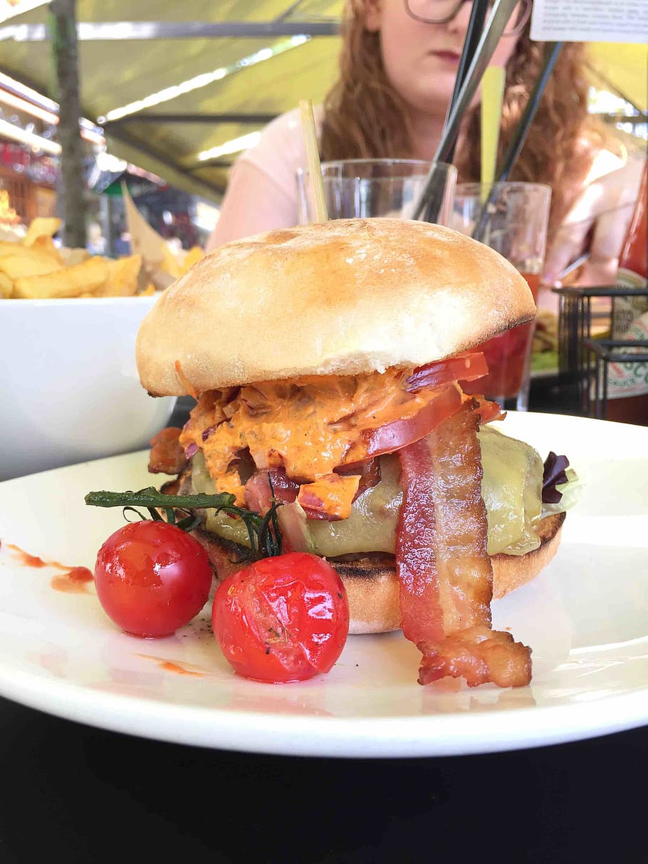 en bacon cheeseburger., burger, kød, mad, frokost, burgere, bøf, spise, restaurant, mad og drikke, klar til at spise, sandwich, fastfood, friskhed, plade, usund spisning, hamburger, tæt på, portionsstørrelse, bord, indendørs, tilfældige mennesker, stilleben, fokus på forgrunden, grøntsag, frugt, snack, fristelse, 2K