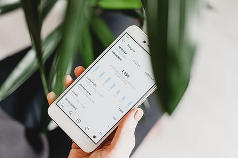 Person, mit, Android-Smartphone, menschliche Hand, Hand, halten, menschliches Körperteil, eine Person, Kommunikation, Nahansicht, Pflanze, kabellose Technologie, grüne Farbe, Technologie, Mobiltelefon, Smartphone, Tag, Fokus auf den Vordergrund, draußen, Natur, Lebensstile, Text, Finger, 5K, CC0, gemeinfrei, lizenzfrei