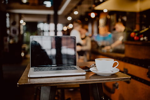 vaso, café, mesa, interior, tecnología, trabajo, trabajando, capuchino, restaurante, tarde, adentro, comida y bebida, café - bebida, jarra, beber, taza de café, tecnología inalámbrica, vajilla, computadora, negocio, refresco, platillo, cafetería, comunicación, conexión, bebida caliente, descanso, latté, cultura del cafe, 5K, CC0, dominio público, libre de derechos