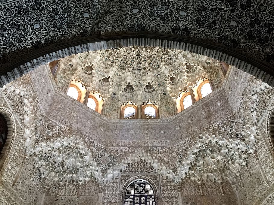 granada, España, arquitecto, arquitectura, estructura construida, adentro, nadie, iluminado, de cerca, arco, equipo de iluminación, ventana, vista de ángulo bajo, decoración, edificio, día, diseño, lugar de adoración, religión, historia, riqueza, florido, lujo, techo, 2K