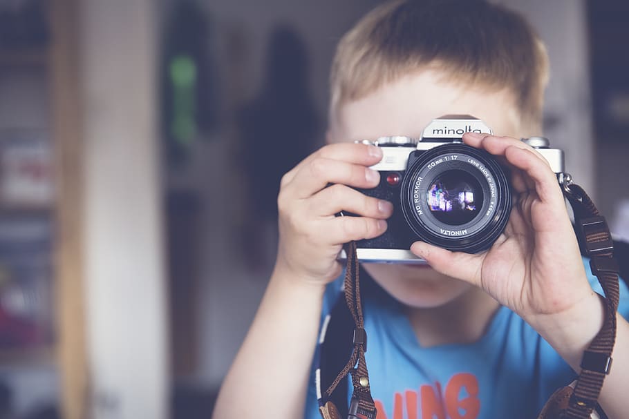 noi, blau, samarreta de coll rodó, presa, foto, utilitzant, càmera dslr minolta, càmera, nen, clàssic, lent, minolta, fotografia, prendre fotos, jove, una persona, càmera - equip fotogràfic, temes de fotografia, homes, activitat, celebració, tecnologia, mascles, centrar-se en primer pla, fotografiar, equip fotogràfic, tirada al cap, retrat, infància, persones reals, vista frontal, estils de vida, càmera digital, fotògraf, 5K