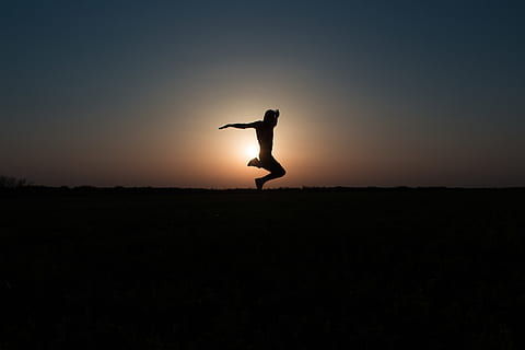 silhuett bilde, hopping, person, twilight time, handling, bakgrunnsbelyst, mørk, soloppgang, kveld, dom, hoppe, jumpshot, landskap, lys, himmel, sol, solnedgang, silhouette, én person, livsstil, ekte folk, i lufta, fritidsaktivitet, full lengde, natur, kopiere plass, menn, bevegelse, skjønnhet i naturen, menneskelig arm, land, vitalitet, klar himmel, armer hevet, utendørs, 5K