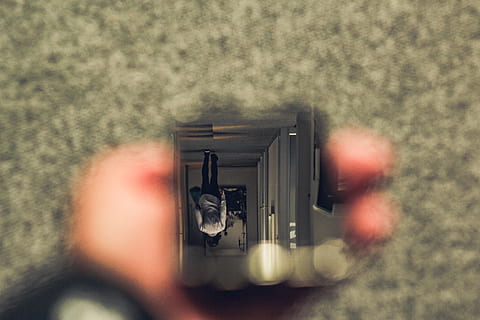 person, human, kamera, elektronik, tæt på, motion blur, afspejling, finger, beklædning, tøj, frakke, overfrakke, tekst, sfære, drik, spiritus, alkohol, drikke, flaske, røg, menneskelig hånd, en person, fotografering temaer, kamera - fotografisk udstyr, selektiv fokusering, menneskelig kropsdel, bedrift, teknologi, hånd, fotografere, aktivitet, rigtige mennesker, fokusere på baggrund, indendørs, voksen, kanon, herrer, digitalt kamera, fotograf, 5K