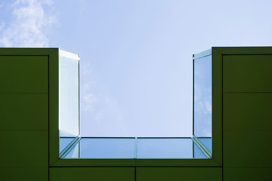 edifici verd, arquitectura, edifici, finestra, claraboia, cité de la mode et du design, França, paris, edifici d'oficines, silueta, habitatge, condomini, decoració de la llar, urbà, ciutat, campanar, torre, ombra de la finestra, cortina, cotxe, cel, blau, estructura construïda, còpia espai, exterior de l'edifici, cap gent, naturalesa, cel clar, dia, funció de construcció de parets, a l'aire lliure, vista d’angle baix, color verd, vidre - material, llum solar, directament a sota, 5K