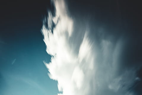 cel ennuvolat, cel, núvol, naturalesa, a l'aire lliure, temps, Finlàndia, Cúmulus, blau, resum, blanc, fosc, exposició llarga, mínim, canviant d'humor, relaxant, minimalista, núvol - cel, vista d’angle baix, cap gent, exterior de l'edifici, dia, panoràmica, arquitectura, estructura construïda, bellesa a la natura, còpia espai, ciutat, tempesta, cloudscape, cel malhumorat, meteorologia, 4K, CC0, domini públic, lliure de regalies