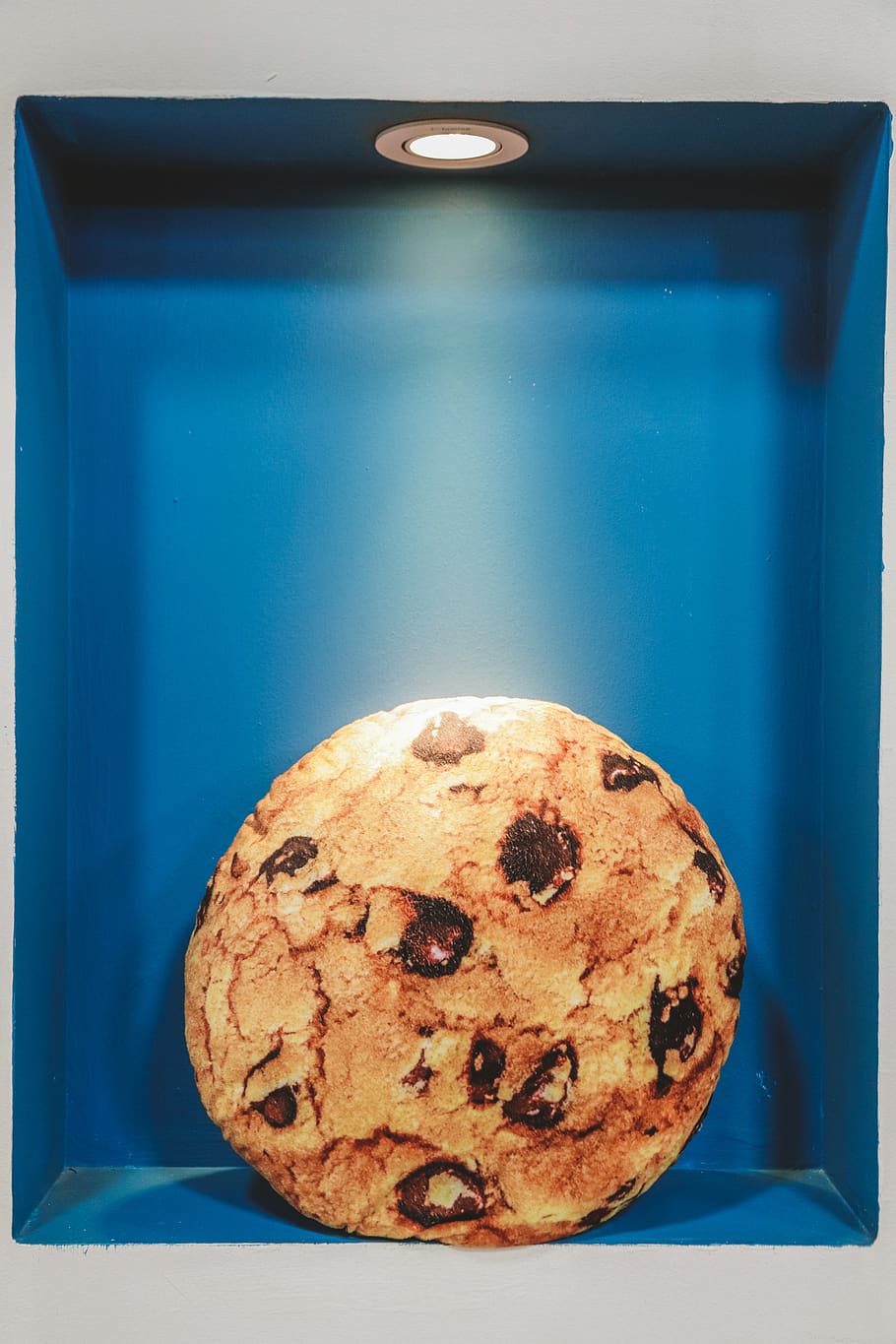 galetes de xocolata, endins, encès, Caixa, pa, menjar, cookie, galeta, pa de blat de moro, fleca, botiga, dolços, pastisseria, bun, planta, postres, muffin, sèsam, condiment, uniforme militar, oficial, militar, esmorzar, barreja de cuina, menjar i beguda, al forn, a l'interior, menjar dolç, blau, frescor, natura morta, cap gent, primer pla, indulgència, llest per menjar, taula, fruita, temptació, menjar poc saludable, berenar, 5K