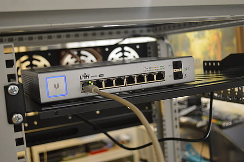 interruptor ethernet branco, tecnologia, tech, ethernet, Internet, rede, unifi, interruptor, hardware, eletrônicos, console, hardware de computador, fechar-se, dentro de casa, conexão, ao controle, equipamento, comunicação, música, ninguém, Painel de controle, instrumento de medida, cultura artística e entretenimento, equipamento de audio, foco seletivo, rede de computadores, número, cabo, tecnologia sem fio, computador, equipamento elétrico, 5K, CC0, domínio público, royalty free