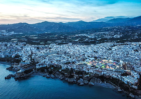 solnedgang, nerja, retfærdig, lys, belysning, blå, hav, strand, klipper, arkitektur, bygning udvendig, bygget struktur, by, høj vinkel visning, bjerg, vinter, sne, kold temperatur, himmel, menneskemængde, natur, boligområde, bygning, bjergkæde, overfyldt, vand, bybilledet, udendørs, 2K, CC0, offentligt domæne, royaltyfrie