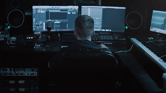Studio, Arbeit, Kerl, Mensch, Aktivität, Job, Leidenschaft, Direktor, Musik-, Technologie, Sitzung, eine Person, drinnen, Computer, Rückansicht, dunkel, Erwachsene, Männer, Kunst, Kultur und Unterhaltung, Aufnahmestudio, Besetzung, Computerausrüstung, Fertigkeit, Arbeiten, Computerbildschirm, Schalttafel, Tastatur, 5K, CC0, gemeinfrei, lizenzfrei