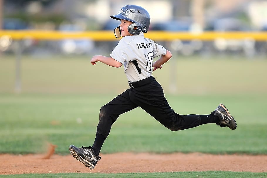 jugador de beisbol, gris, negre, uniforme, corrent, acció, activitat, atleta, beisbol, noi, nen, camp, diversió, joc, herba, casc, jugador, esport, estadi, jove, competició, longitud completa, una persona, pista i camp, moviment, adult jove, velocitat, roba, esportista, esport competitiu, pista esportiva, homes, atleta de pista i de camp, adult, pista masculina, esforç, 2K