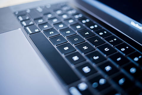 macbook pro, komputer, klawiatura, sprzęt komputerowy, klawiatura komputerowa, elektronika, laptop, ul. John's, Kanada, macbook, spacja, kalkulator, komputer podręczny, pc, prochowiec, bokeh, zbliżenie, jabłko, tech, technologia, technologia bezprzewodowa, połączenie, numer, wyposażenie komputera, porozumiewanie się, biznes, wewnątrz, żadnych ludzi, selektywne skupienie, alfabet, wysoki kąt widzenia, list, matematyka, klucz komputera, w kolorze srebrnym, obliczenie, 5K, CC0, domena publiczna, darmowe zdjęcia