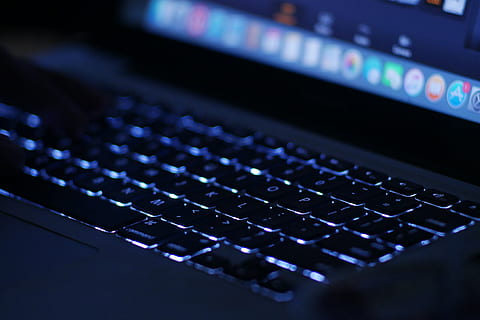 MacBook Pro, tecnologia, equips informàtics, ordinador, teclat d’ordinador, teclat, primer pla, comunicació, connexió, control, tecnologia sense fils, part de l’ordinador, indústria, cap gent, indústria electrònica, clau d’ordinador, equip de gravació de so, equipament, mesclador de so, portàtil, Internet, equipament elèctric, polsador, delicte informàtic, 4K, CC0, domini públic, lliure de regalies