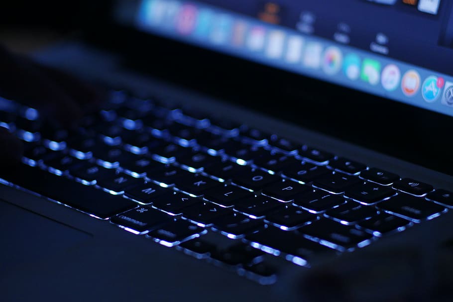 MacBook Pro, tecnologia, equips informàtics, ordinador, teclat d’ordinador, teclat, primer pla, comunicació, connexió, control, tecnologia sense fils, part de l’ordinador, indústria, cap gent, indústria electrònica, clau d’ordinador, equip de gravació de so, equipament, mesclador de so, portàtil, Internet, equipament elèctric, polsador, delicte informàtic, 4K
