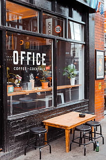 tom, facade bord, afføring, cafe, potteplante, plante, keramik, vase, flora, krukke, stol, London, bord, møbel, restaurant, Det Forenede Kongerige, Shoreditch, spisebord, kaffebar, vinduesbutik, kontor kaffebar, sidder, Gade syn, bygning udvendig, arkitektur, sæde, bygget struktur, tekst, vindue, forretning, ingen mennesker, by, dag, bygning, glas - materiale, gennemsigtig, mad og drikke, meddelelse, træ - materiale, udendørs, menu, 4K, CC0, offentligt domæne, royaltyfrie